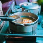 Cocina saludable con verduras, especias y hierbas frescas