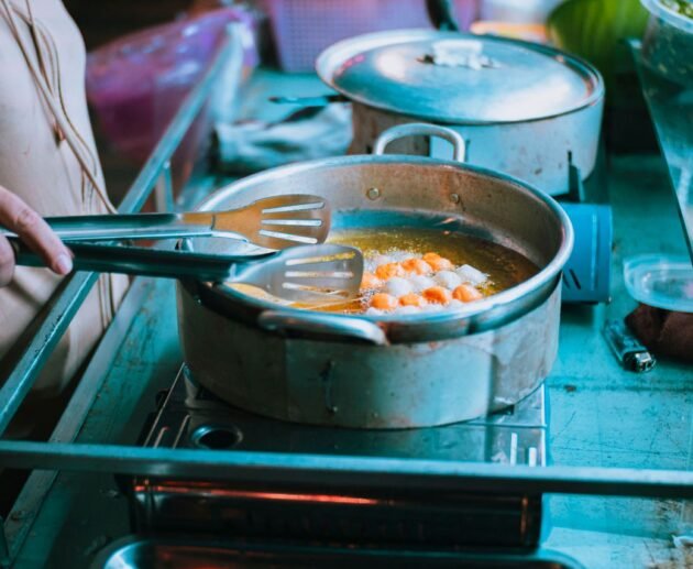 Cocina saludable con verduras, especias y hierbas frescas