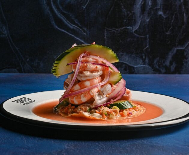 Plato emplatado de forma elegante como en un restaurante