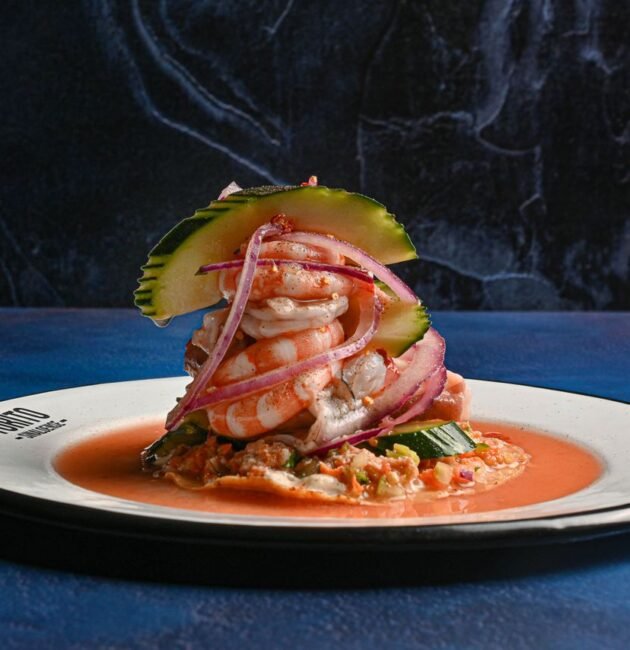 Plato emplatado de forma elegante como en un restaurante
