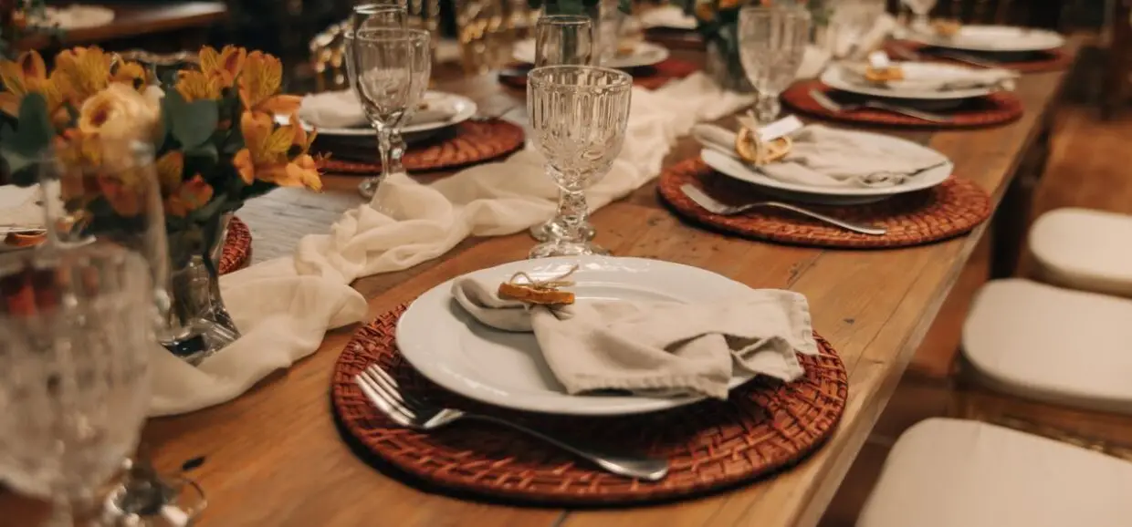 Mesa de comedor puesta de forma bonita, ordenada y sencilla