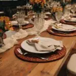 Mesa de comedor puesta de forma bonita, ordenada y sencilla