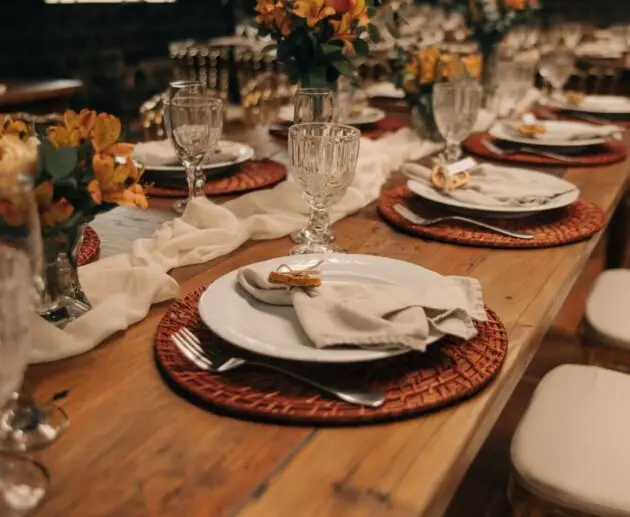 Mesa de comedor puesta de forma bonita, ordenada y sencilla