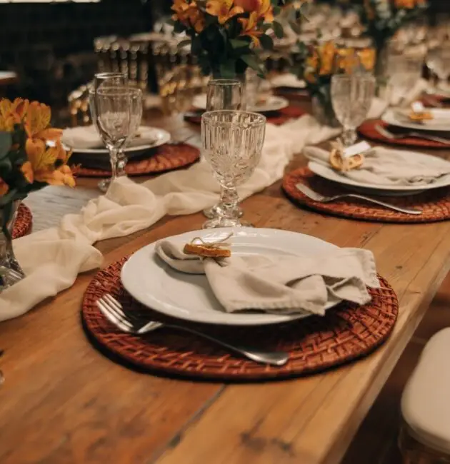 Mesa de comedor puesta de forma bonita, ordenada y sencilla