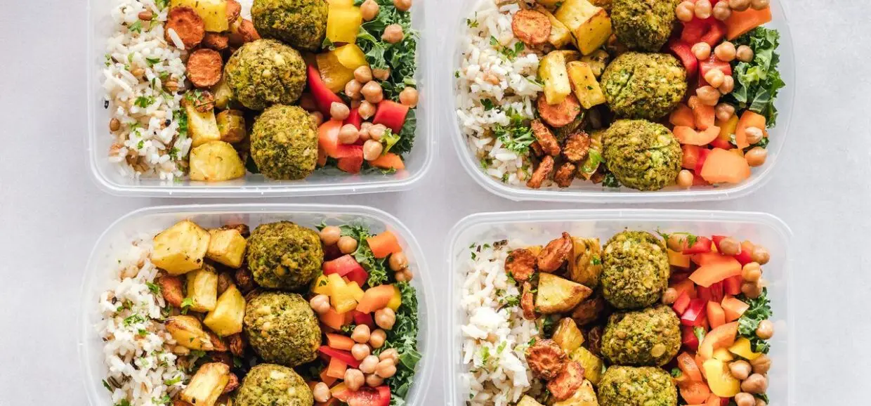 Comidas de la semana preparadas en recipientes (meal prep)