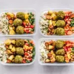 Comidas de la semana preparadas en recipientes (meal prep)