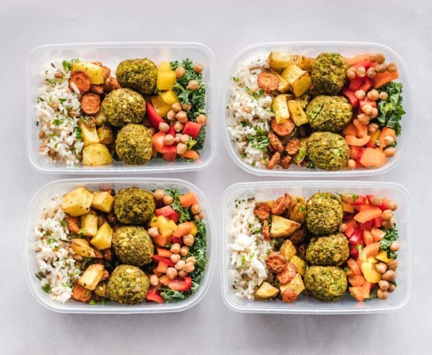 Comidas de la semana preparadas en recipientes (meal prep)