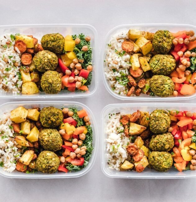 Comidas de la semana preparadas en recipientes (meal prep)
