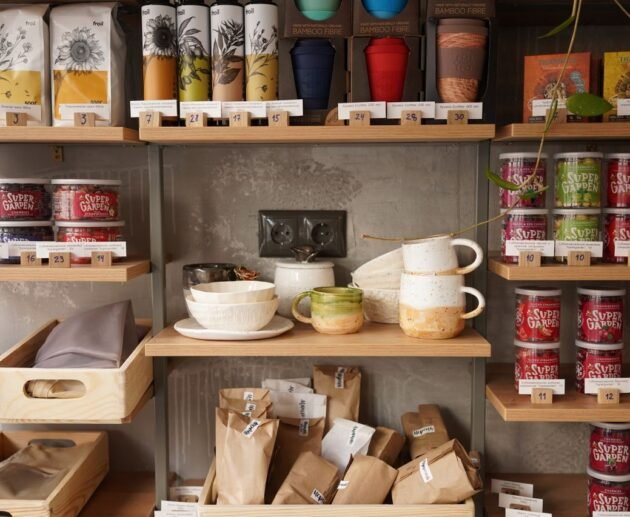 Despensa de cocina organizada con frascos y alimentos ordenados