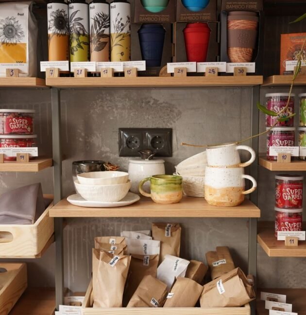 Despensa de cocina organizada con frascos y alimentos ordenados