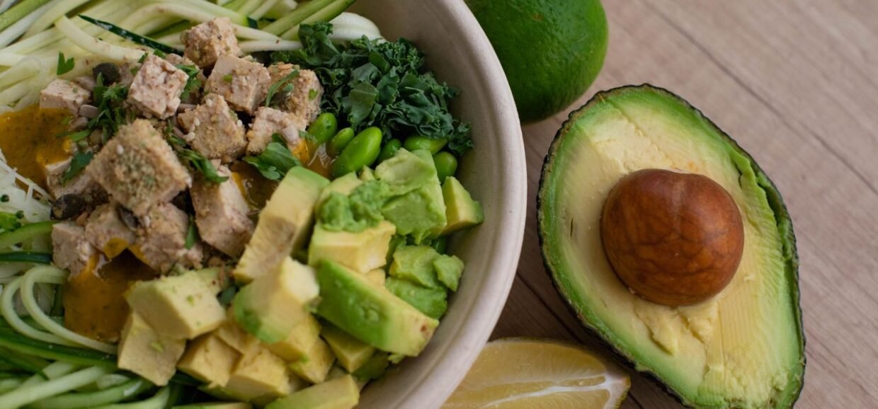 Plato saludable y balanceado con verduras, proteína y cereales
