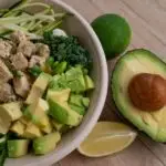 Plato saludable y balanceado con verduras, proteína y cereales
