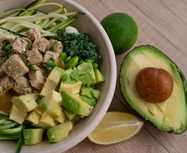 Plato saludable y balanceado con verduras, proteína y cereales