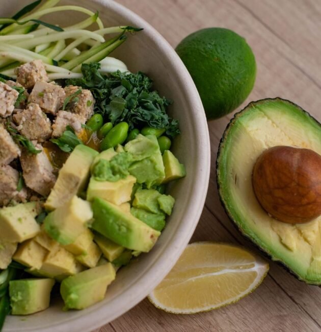 Plato saludable y balanceado con verduras, proteína y cereales