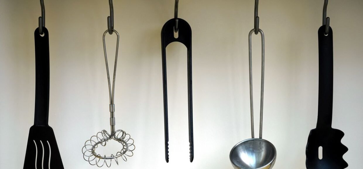 Utensilios básicos de cocina ordenados sobre una superficie