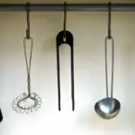 Utensilios básicos de cocina ordenados sobre una superficie