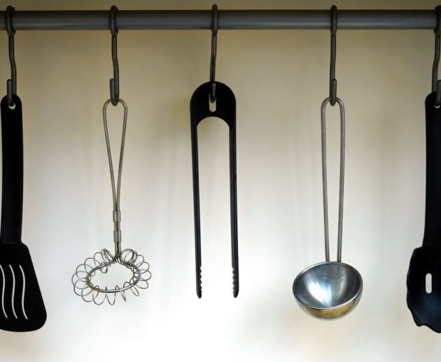 Utensilios básicos de cocina ordenados sobre una superficie