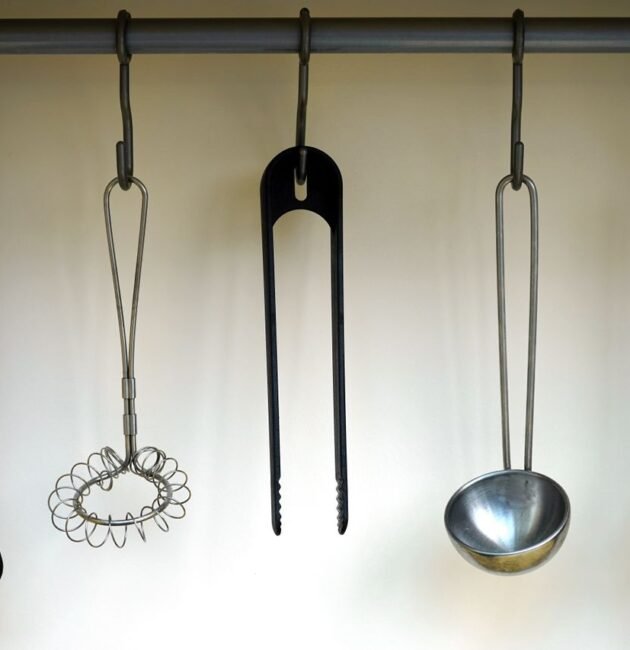 Utensilios básicos de cocina ordenados sobre una superficie