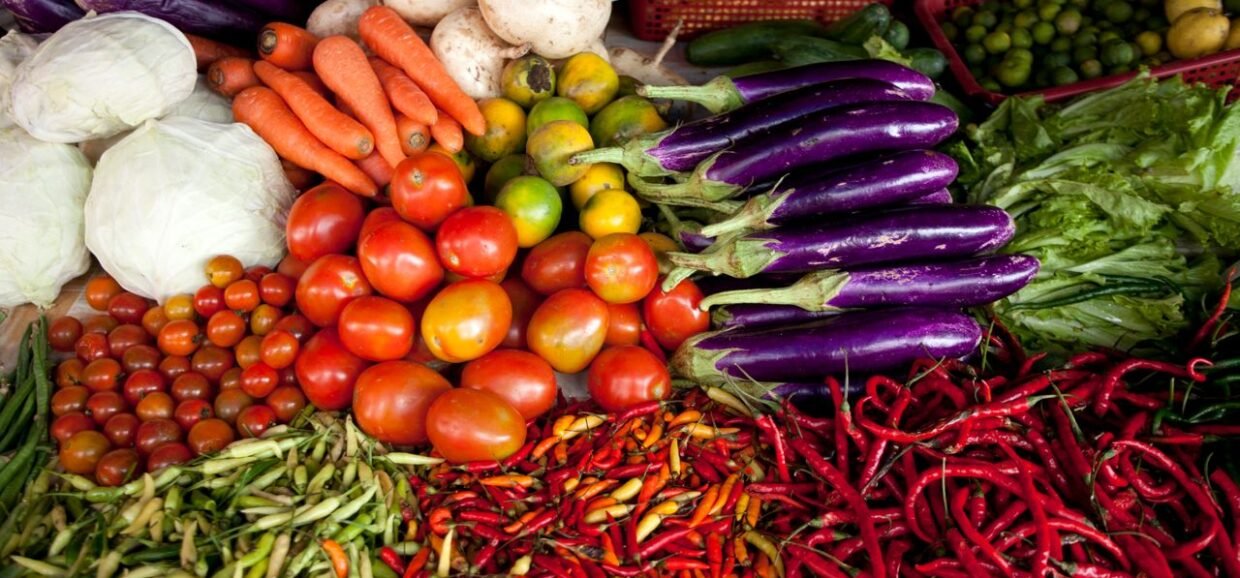Verduras frescas y coloridas bien conservadas