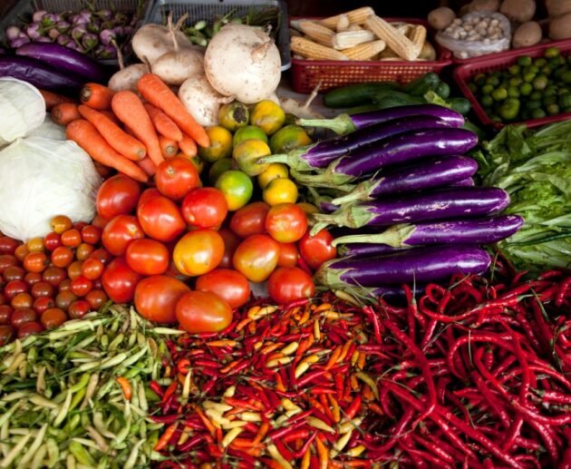 Verduras frescas y coloridas bien conservadas