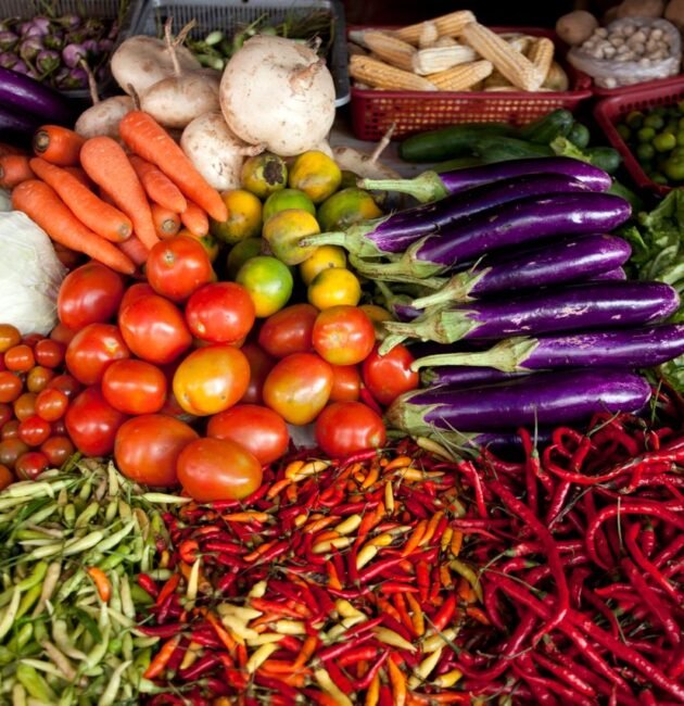 Verduras frescas y coloridas bien conservadas