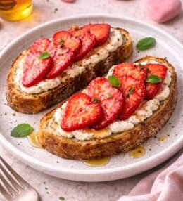 Pan Tostado con Ricotta, Fresas y Miel