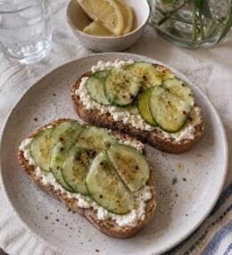 Tostadas Frescas de Ricotta y Pepino