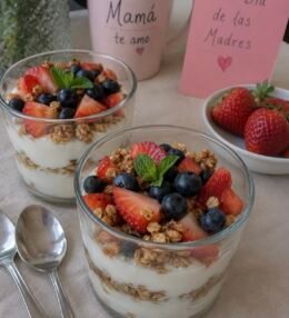 Vasitos de Yogur con Fruta y Granola