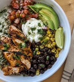 Burrito Bowl de Pollo Saludable con Arroz Cilantro-Limón (Meal Prep)