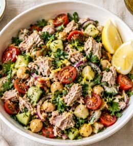 Ensalada de Atún y Garbanzo con Pepino y Limón