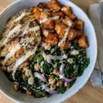 Bowl de pollo a la plancha, camote asado y kale con aderezo cremoso de tahini y ajonjolí, meal prep fácil, saludable y alto en proteína