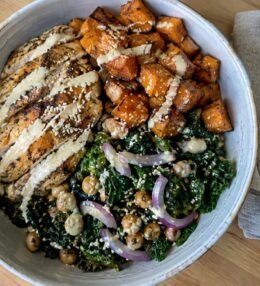 Bowl de Pollo, Camote y Kale con Aderezo de Tahini (Meal Prep Fácil y Saludable)