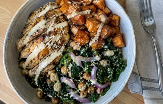 Bowl de pollo a la plancha, camote asado y kale con aderezo cremoso de tahini y ajonjolí, meal prep fácil, saludable y alto en proteína