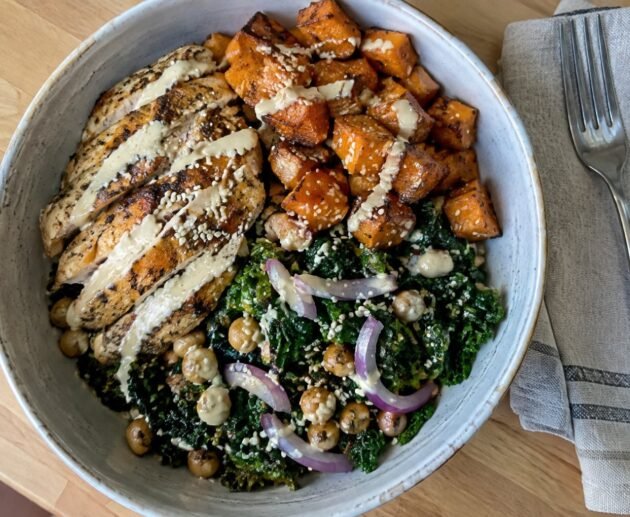 Bowl de pollo a la plancha, camote asado y kale con aderezo cremoso de tahini y ajonjolí, meal prep fácil, saludable y alto en proteína