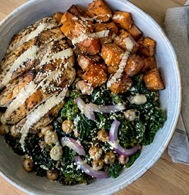 Bowl de pollo a la plancha, camote asado y kale con aderezo cremoso de tahini y ajonjolí, meal prep fácil, saludable y alto en proteína