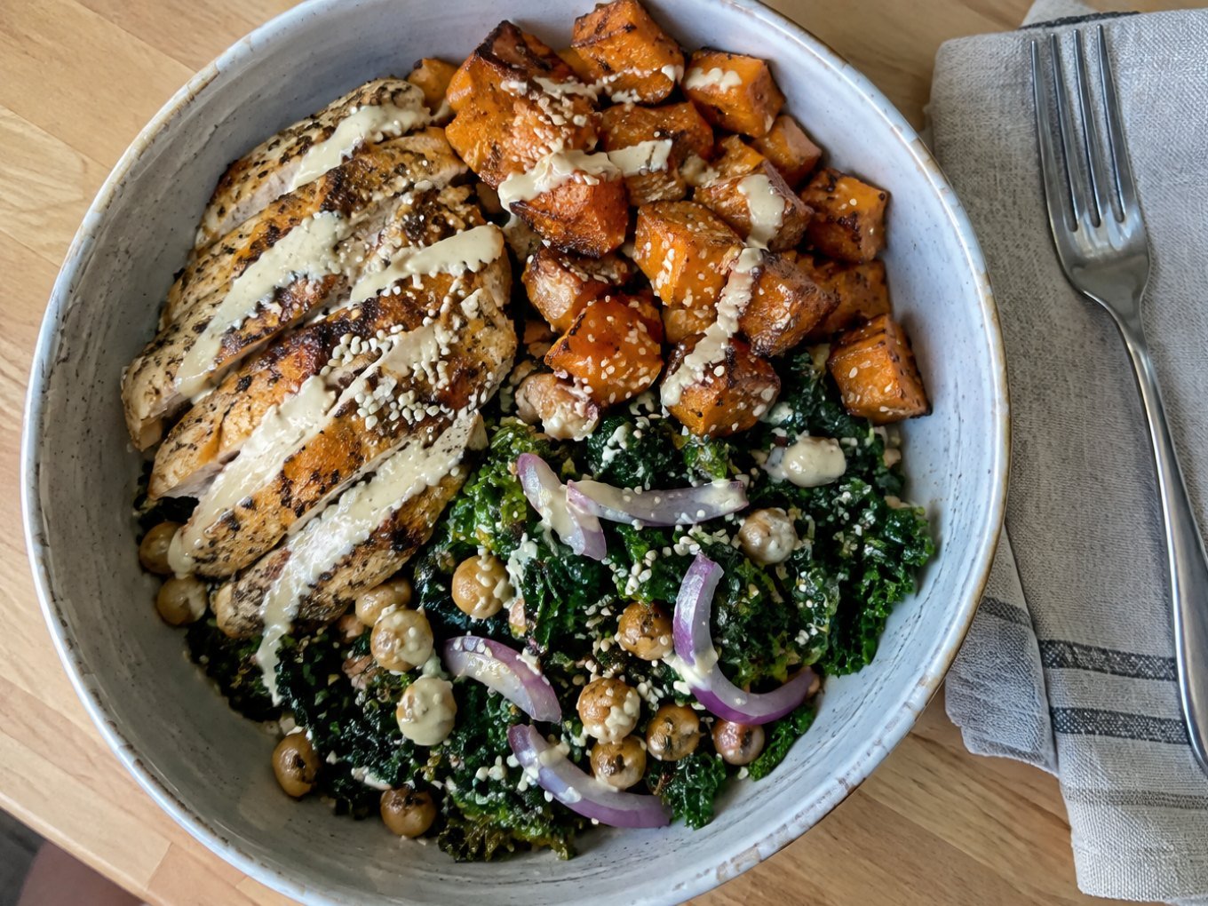 Bowl de pollo a la plancha, camote asado y kale con aderezo cremoso de tahini y ajonjolí, meal prep fácil, saludable y alto en proteína