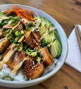 Bowl de Salmón Teriyaki Saludable con Arroz, Edamame y Aguacate (Fácil, en 25 Minutos)