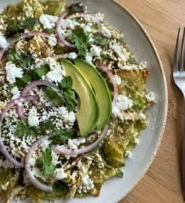 Chilaquiles Verdes Horneados con Pollo (Desayuno Mexicano Fácil y Saludable)