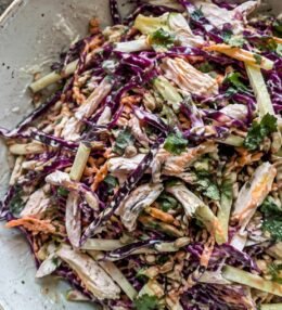 Ensalada de Col Morada, Manzana y Pollo con Aderezo de Yogur (Fácil, Saludable y para Llevar)