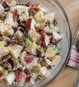 Ensalada de Manzana Navideña con Yogur Griego