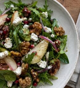 Ensalada de Otoño con Pera, Nuez Caramelizada y Queso de Cabra (Fácil y Saludable)