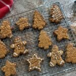 Galletas navideñas de jengibre con avena y miel enfriándose en rejilla, en forma de estrella, árbol y muñeco, receta saludable fácil