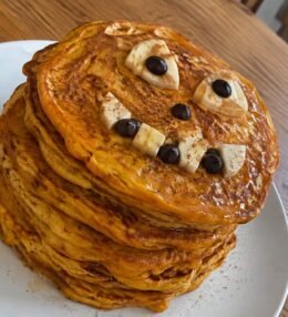 Hot Cakes de Calabaza y Avena con Caritas de Halloween (Desayuno Fácil y Saludable)