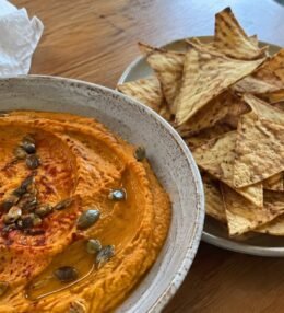 Hummus de Calabaza Asada con Chips de Tortilla Horneados (Fácil y Saludable)