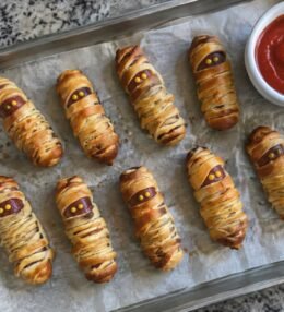 Momias de Salchicha de Pavo en Air Fryer con Masa Integral (Botana de Halloween Fácil y Saludable)
