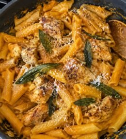 Pasta Cremosa de Calabaza y Salvia con Pollo