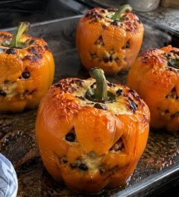 Pimientos Rellenos Jack-o’-Lantern con Pavo y Arroz (Cena de Halloween Fácil y Saludable)
